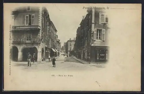 AK Pont-à-Mousson, Rue du Pont avec bâtiments et passants