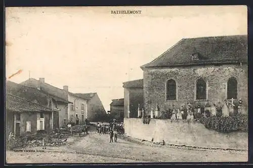 AK Bathelémont, Vue de l`église et de la rue principale animée