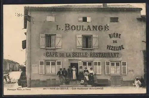 AK Brin-sur-Seille, Café Restaurant Boulange avec groupe devant l`entrée