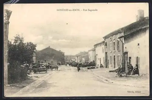 AK Rosières-en-Haye, Rue Sagonale avec des charrettes et maisons anciennes