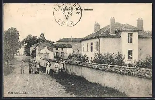 AK Vailly-sur-Sauldre, La Gendarmerie et rue animée avec habitants