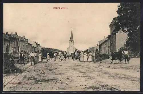 AK Emberménil, Scène de rue animée avec église en arrière-plan