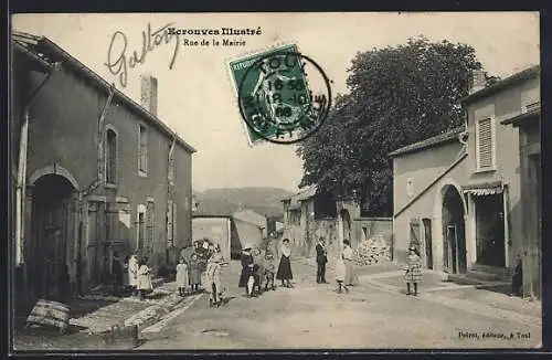 AK Écrouves, Rue de la Mairie avec habitants et bâtiments historiques