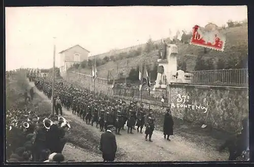 AK Fontenoy, Défilé militaire du 37e régiment devant le monument commémoratif