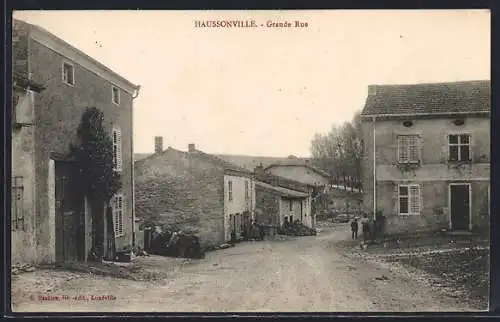 AK Haussonville, Grande Rue avec bâtiments et habitants