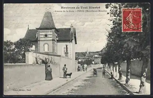 AK Foug, Avenue de la Gare avec passants et animaux