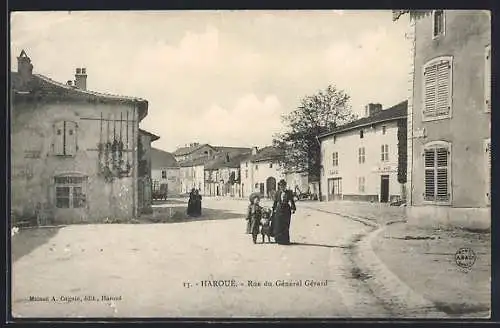 AK Haroué, Rue du Général Gérard avec passants et bâtiments historiques