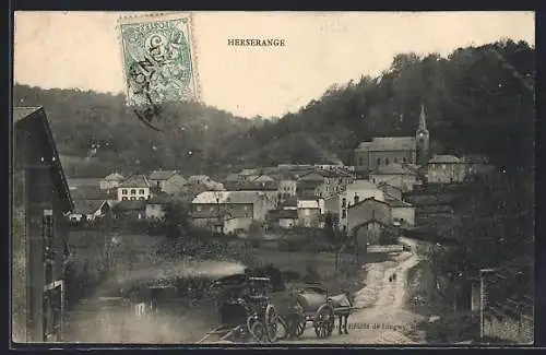 AK Herserange, Vue du village avec église et charrettes sur le chemin