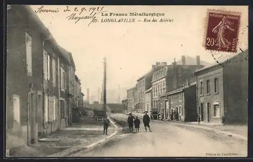 AK Longlaville, Rue des Aciéries avec passants et bâtiments industriels