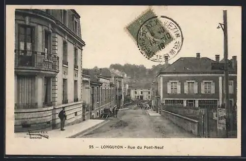 AK Longuyon, Rue du Pont-Neuf animée avec passants et maisons d`époque