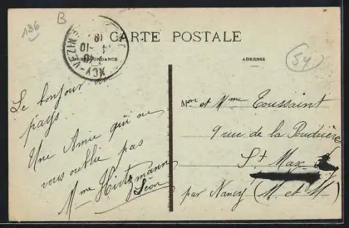 AK Longuyon, Rue du Pont-Neuf animée avec passants et maisons d`époque