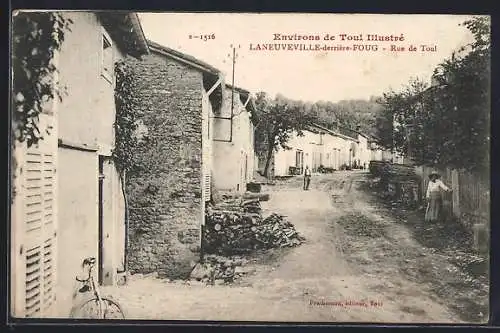 AK Laneuveville-derrière-Foug, Rue de Toul avec maisons de village et vélo sur le chemin