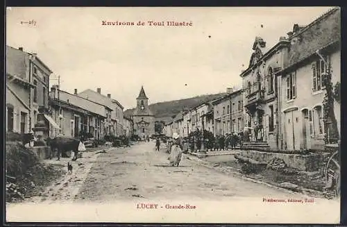 AK Lucey, Grande-Rue animée avec église au fond