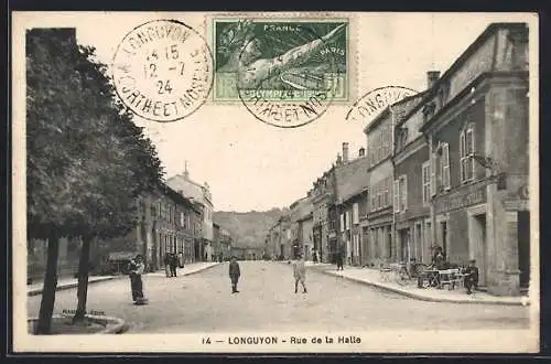 AK Longuyon, Rue de la Halle animée avec passants et bâtiments adjacents