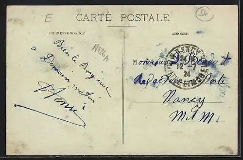 AK Longuyon, Rue de la Halle animée avec passants et bâtiments adjacents