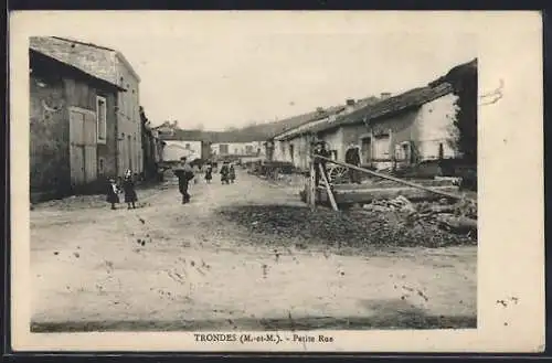 AK Trondes, Petite Rue avec habitants et charrette