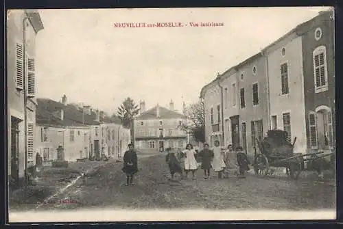 AK Neuviller-sur-Moselle, Vue intérieure avec des enfants dans la rue