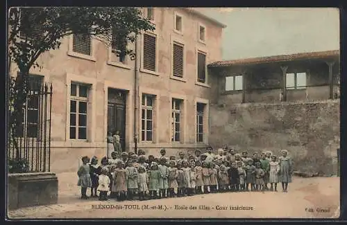 AK Blénod-lès-Toul, École des filles, Cour intérieure