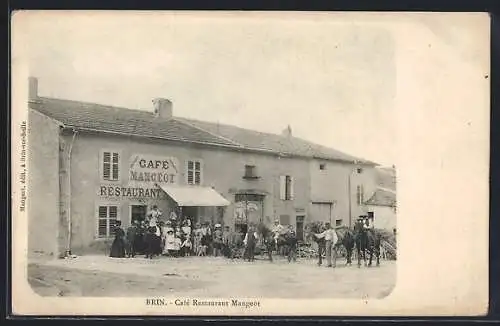 AK Brin, Café Restaurant Mangeot avec groupe devant l`entrée