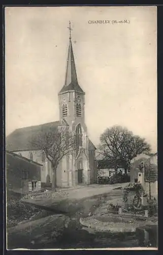 AK Chambley, Église avec ruelle et arbres en arrière-plan