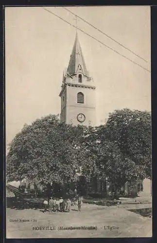 AK Hoéville, L`Église et groupe de villageois devant l`entrée