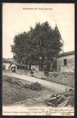 AK Charmes-la-Côte, Rue avec église et grand arbre au centre du village