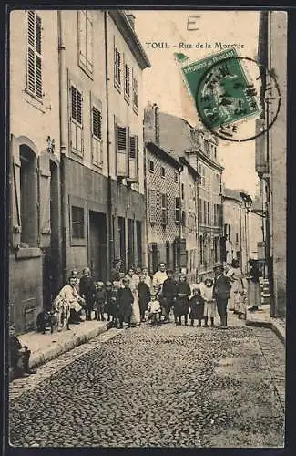 AK Toul, Rue de la Monnaie avec habitants posant dans la rue pavée