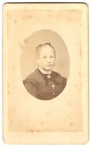 Fotografie C.L. Nauhaus, Eisleben, Klosterplatz, Porträt einer Dame