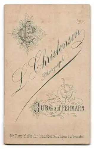 Fotografie L. Christensen, Burg auf Fehmarn, Zwei Frauen in eleganter Kleidung