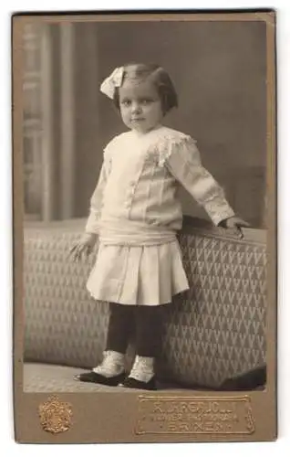 Fotografie Rudolf Largajolli, Brixen, Adlerbrückenstrasse 5, Stehendes Kind auf Sofa