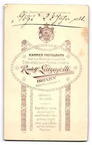 Fotografie Rudolf Largajolli, Brixen, Adlerbrückenstrasse 5, Stehendes Kind auf Sofa