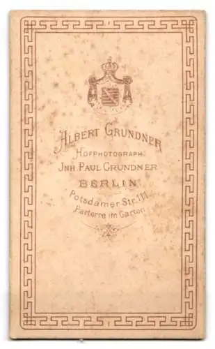 Fotografie Albert Grundner, Berlin, Potsdamer Str. 111, Porträt einer sitzenden Dame