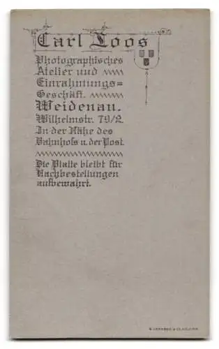 Fotografie Carl Loos, Weidenau, Wilhelmstr. 79 /2, Kind in weissem Kleid auf Stuhl