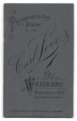 Fotografie Carl Loos, Weidenau, Wilhelmstr. 79 /2, Kind im karierten Kleid