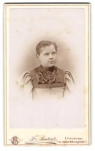 Fotografie Fr. Sartori, Lüneburg, untere Schrangenstr. 5, Porträt einer jungen Frau