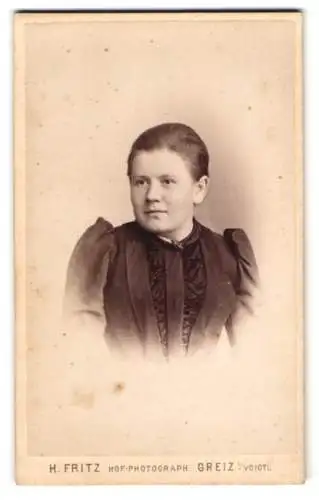 Fotografie H. Fritz, Greiz, Weststrasse 6, Porträt einer Frau mit elegantem Kleid