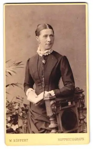 Fotografie W. Höffert, Dresden, Seestrasse 10, Porträt einer eleganten Dame in tailliertem Kleid