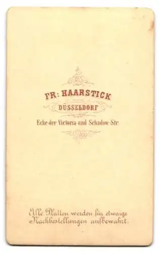 Fotografie Fr. Haarstick, Düsseldorf, Schadow-Str., Sitzende Dame in elegantem Kleid