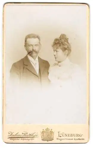 Fotografie Julius Rathje, Lüneburg, Wagestrasse 2, Portrait eines vornehmen Paares