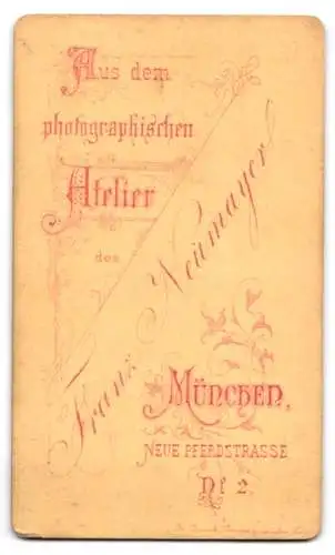 Fotografie Franz Neumayer, München, Neue Pferdstrasse 2, Frau sitzend an einem Tisch