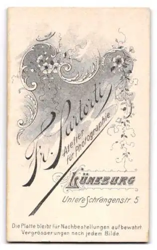 Fotografie Fr. Sartorti, Lüneburg, Untere Schrangenstr. 5, Geschwisterpaar mit Buch