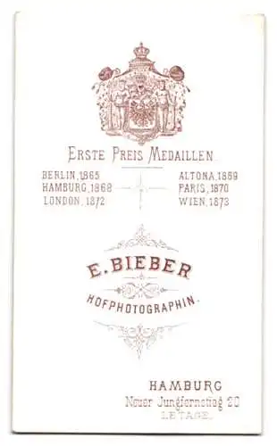 Fotografie E. Bieber, Hamburg, Neuer Jungfernstieg 20, Porträt einer Dame mit eleganter Frisur