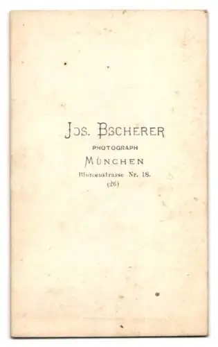Fotografie Jos. Bscherer, München, Blumenstrasse 18, Porträt einer sitzenden Dame