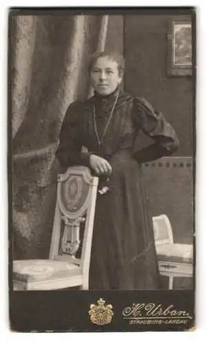 Fotografie Hans Urban, Straubing, Junge Frau in hochgeschlossenem Kleid