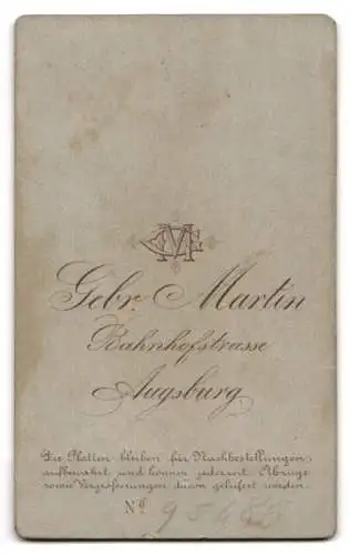 Fotografie Gebr. Martin, Augsburg, Bahnhofstrasse, Zwei Kinder auf Bank mit Stoffhund