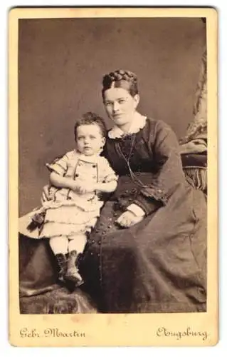 Fotografie Gebr. Martin, Augsburg, Bahnhofstrasse, Mutter mit Kind in inniger Pose