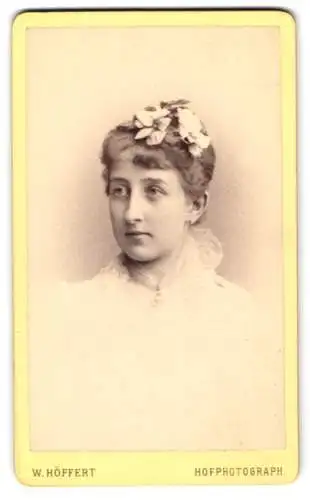 Fotografie W. Höffert, Hannover, Georgstrasse 9, Porträt einer Dame mit floralem Haarschmuck