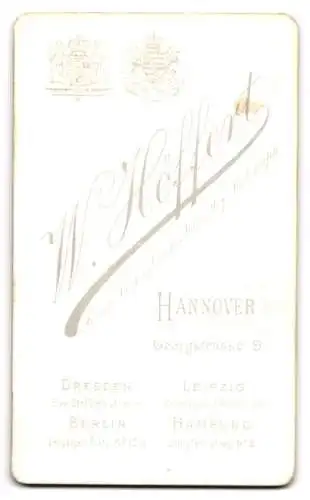 Fotografie W. Höffert, Hannover, Georgstrasse 9, Porträt einer Dame mit floralem Haarschmuck