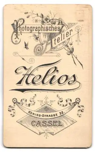 Fotografie Atelier Helios, Cassel, Königs-Strasse 22, Porträt einer jungen Frau mit kunstvollem Hut