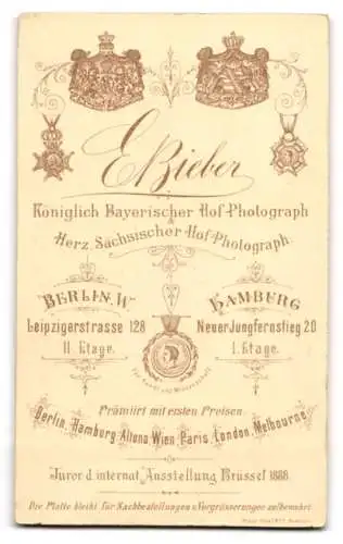 Fotografie E. Bieber, Hamburg, Neuer Jungfernstieg 20, Porträt eines jungen Mädchens in kariertem Kleid